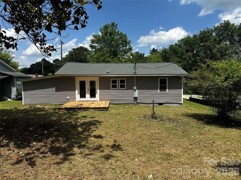 801 Calhoun Street, Lancaster, SC 29720.  MLS# CAR4265445, YatesRealty ID 21095. 