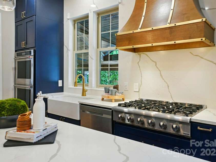 7903 Tottenham Court, Waxhaw, NC 28173.  MLS# CAR4270692, YatesRealty ID 21096. 6-Burner Gas Cooktop for the serious chef!