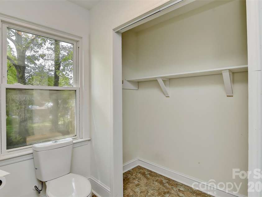 961 Clanton Road, Charlotte, NC 28217.  MLS# CAR4366578, YatesRealty ID 21096. 