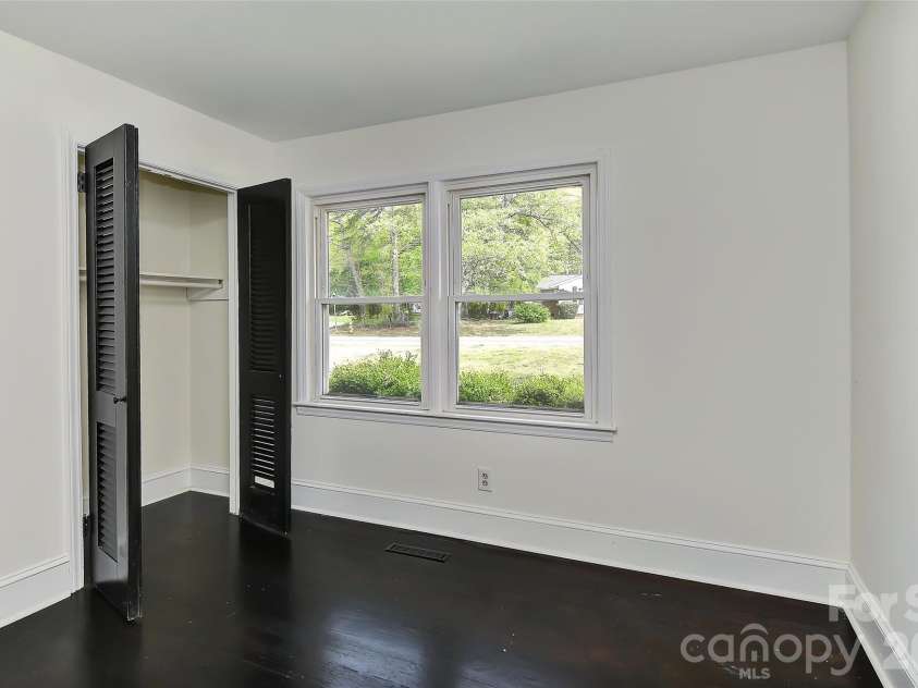 961 Clanton Road, Charlotte, NC 28217.  MLS# CAR4366578, YatesRealty ID 21096. 