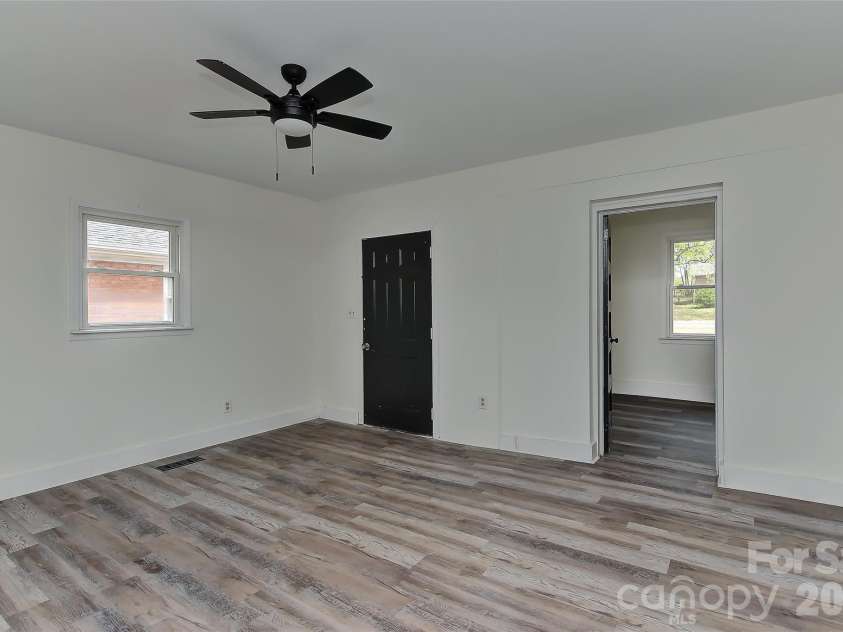 961 Clanton Road, Charlotte, NC 28217.  MLS# CAR4366578, YatesRealty ID 21096. 