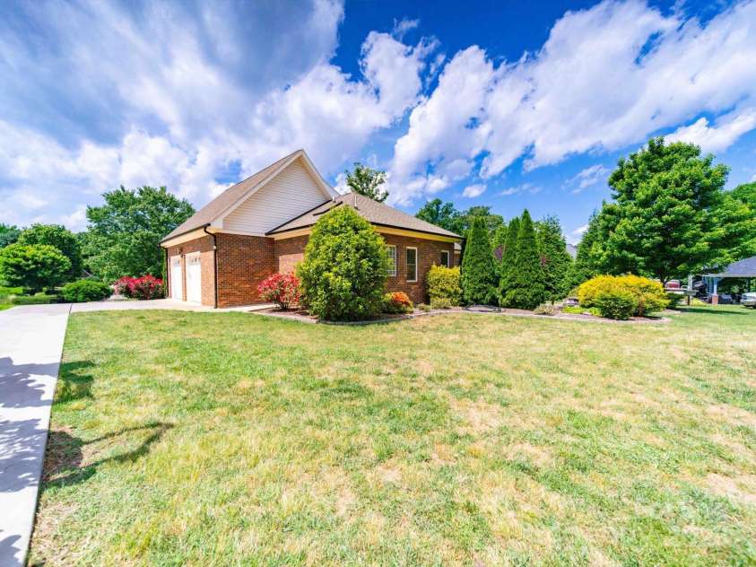 1021 Mallard Landing Drive, Monroe, NC 28110.  MLS# CAR4255703, YatesRealty ID 21098. 