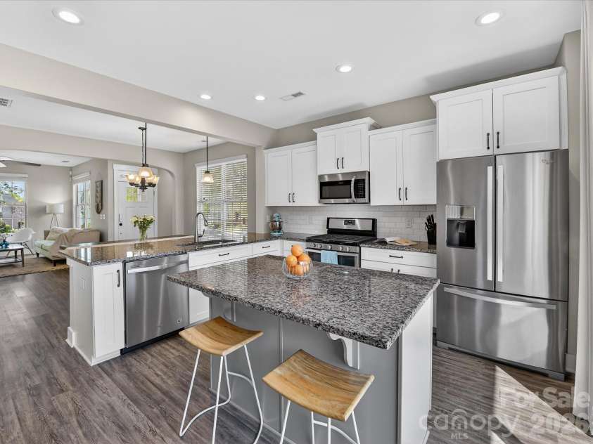2718 Tranquil Oak Place, Charlotte, NC 28206.  MLS# CAR4362826, YatesRealty ID 21098. Kitchen and stainless steel appliances
