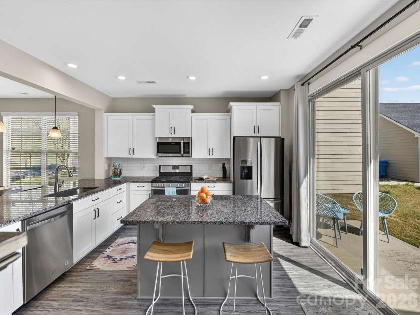 2718 Tranquil Oak Place, Charlotte, NC 28206.  MLS# CAR4362826, YatesRealty ID 21098. Kitchen - enjoy the beautiful morning sunlight