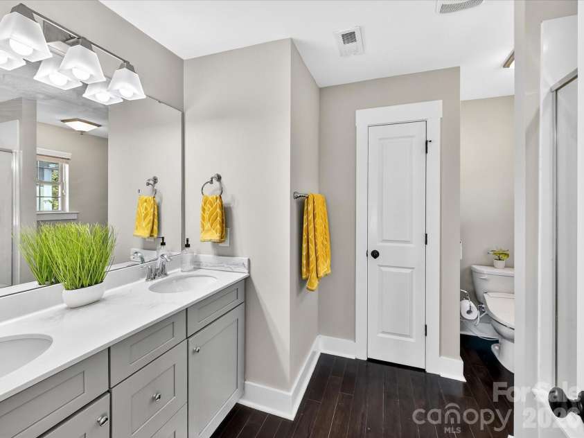 2718 Tranquil Oak Place, Charlotte, NC 28206.  MLS# CAR4362826, YatesRealty ID 21098. Primary bathroom