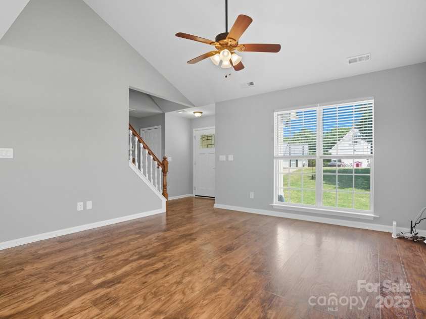 7321 Mapleridge Drive, Charlotte, NC 28210.  MLS# CAR4303636, YatesRealty ID 21099. Living Room w/ Vaulted Ceilings