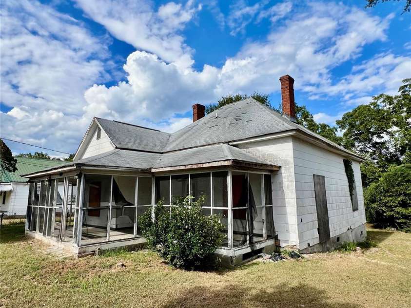 407 Chester Avenue, Great Falls, SC 29055.  MLS# CAR4314272, YatesRealty ID 211. 