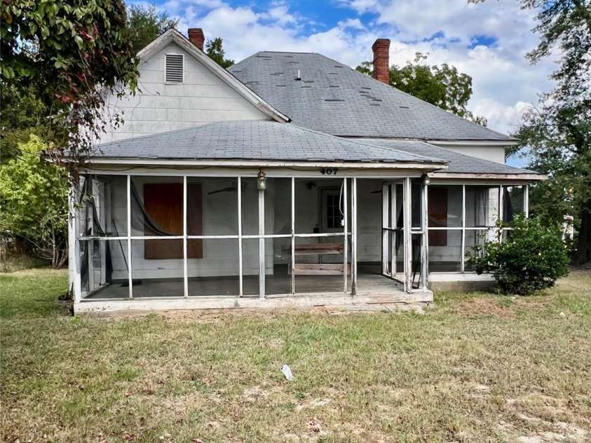 407 Chester Avenue, Great Falls, SC 29055.  MLS# CAR4314272, YatesRealty ID 211. 