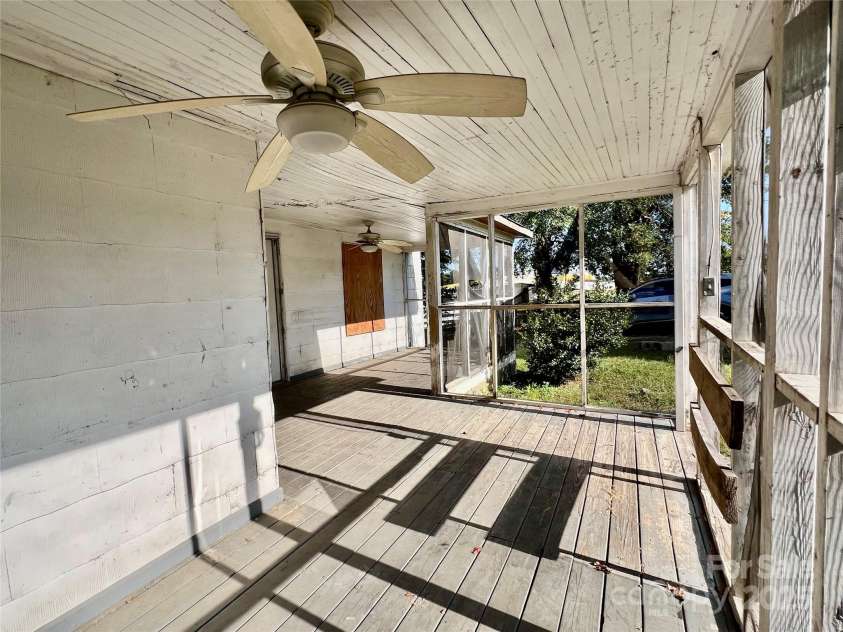 407 Chester Avenue, Great Falls, SC 29055.  MLS# CAR4314272, YatesRealty ID 211. 