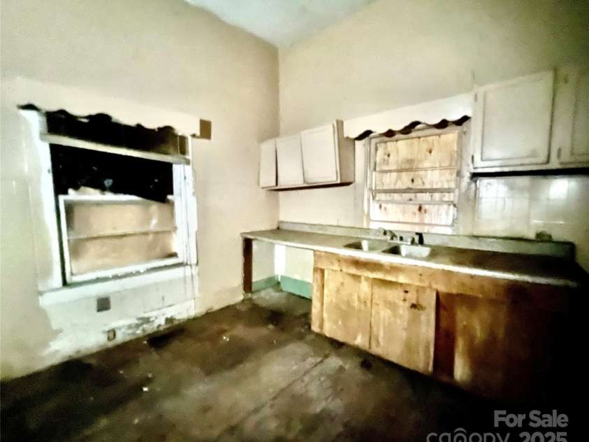 407 Chester Avenue, Great Falls, SC 29055.  MLS# CAR4314272, YatesRealty ID 211. 