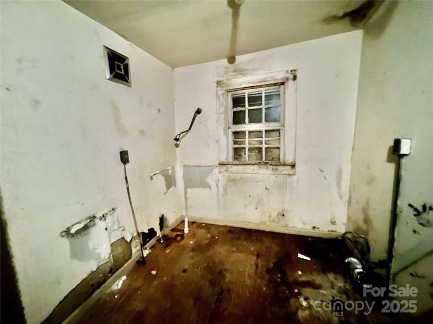 407 Chester Avenue, Great Falls, SC 29055.  MLS# CAR4314272, YatesRealty ID 211. 