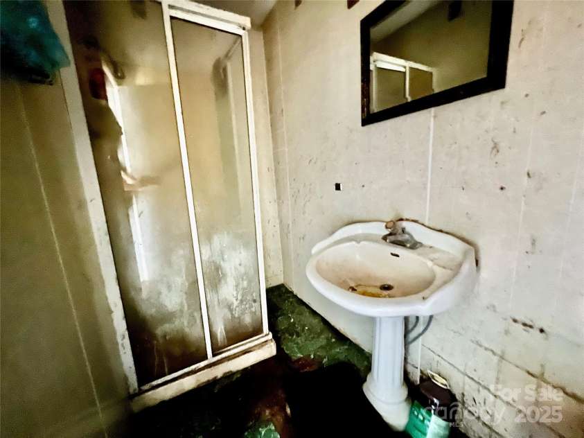 407 Chester Avenue, Great Falls, SC 29055.  MLS# CAR4314272, YatesRealty ID 211. 