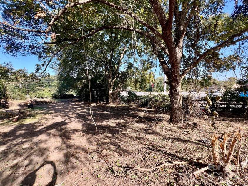 407 Chester Avenue, Great Falls, SC 29055.  MLS# CAR4314272, YatesRealty ID 211. 