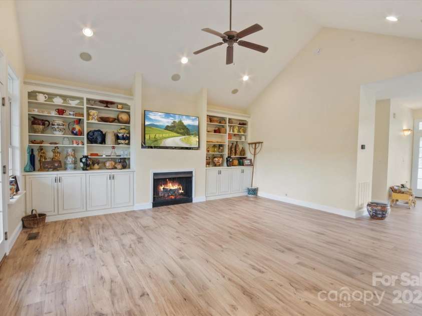 30 Linn Garden Lane, Swannanoa, NC 28778.  MLS# CAR4268908, YatesRealty ID 21104. 