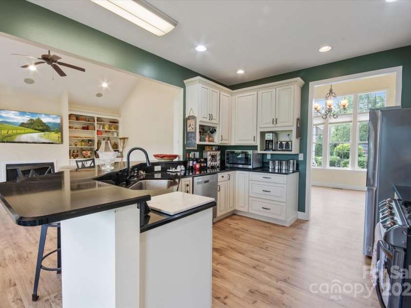 30 Linn Garden Lane, Swannanoa, NC 28778.  MLS# CAR4268908, YatesRealty ID 21104. 