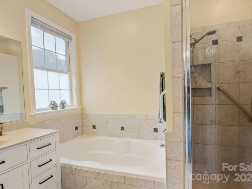 30 Linn Garden Lane, Swannanoa, NC 28778.  MLS# CAR4268908, YatesRealty ID 21104. 