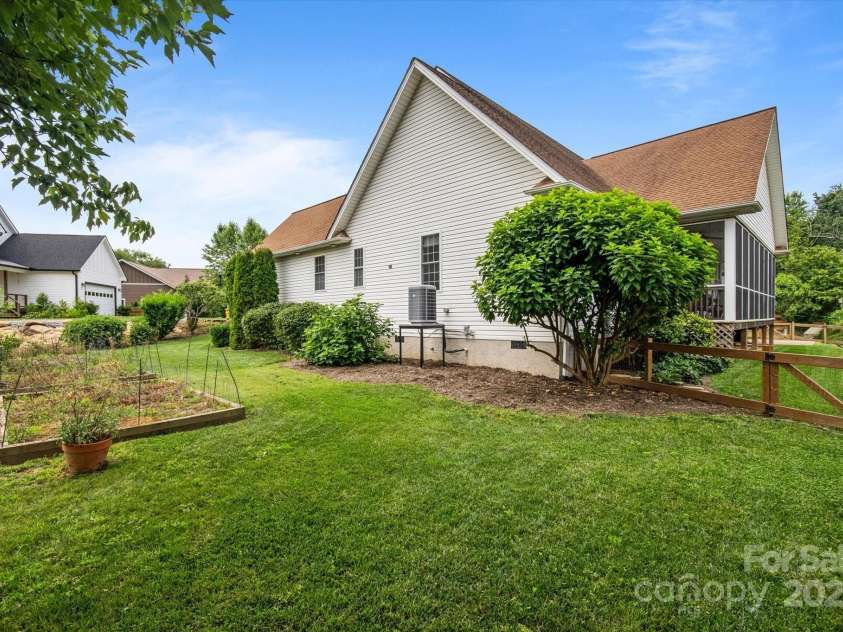 30 Linn Garden Lane, Swannanoa, NC 28778.  MLS# CAR4268908, YatesRealty ID 21104. 
