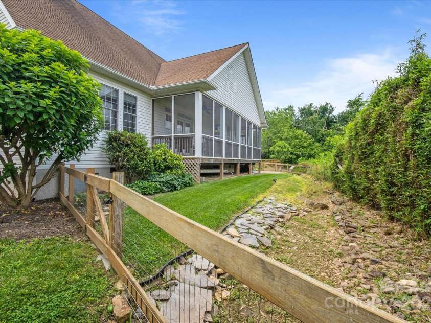30 Linn Garden Lane, Swannanoa, NC 28778.  MLS# CAR4268908, YatesRealty ID 21104. 