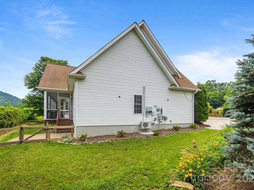 30 Linn Garden Lane, Swannanoa, NC 28778.  MLS# CAR4268908, YatesRealty ID 21104. 
