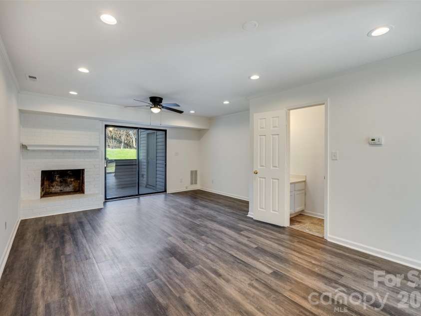 11020 Carmel Crossing Road, Charlotte, NC 28226.  MLS# CAR4355122, YatesRealty ID 21105. 