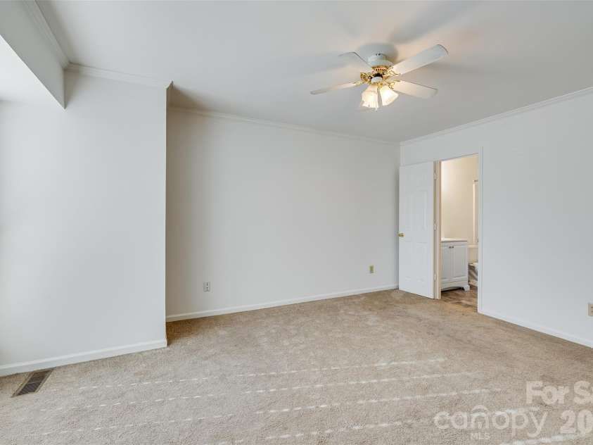 11020 Carmel Crossing Road, Charlotte, NC 28226.  MLS# CAR4355122, YatesRealty ID 21105. 