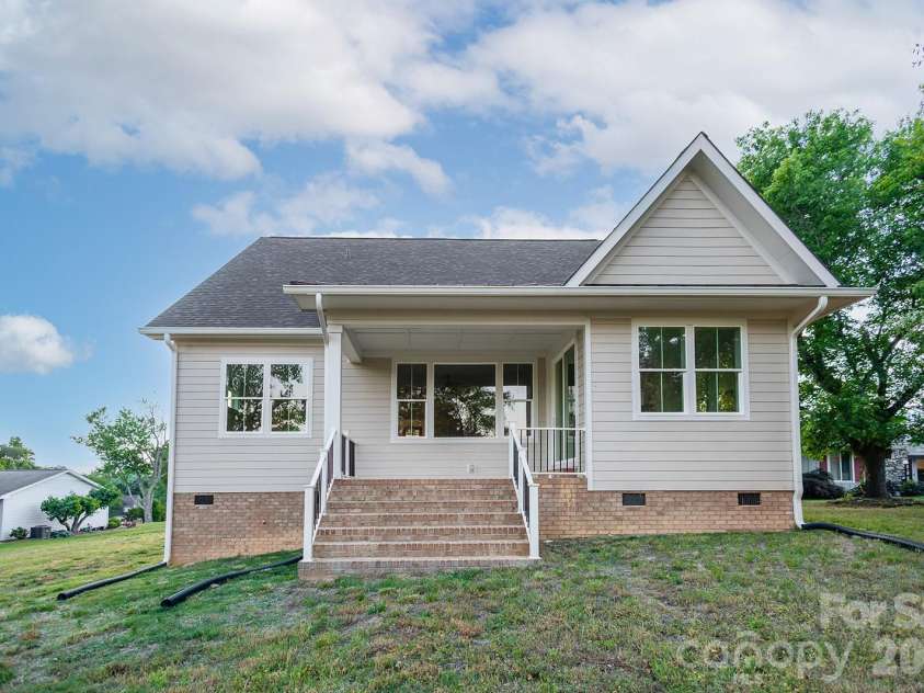 102 Starmount Drive, Kings Mountain, NC 28086.  MLS# CAR4376237, YatesRealty ID 21107. 