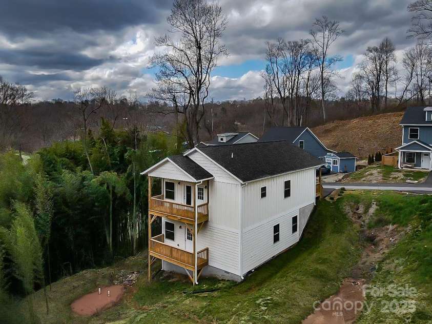 115 Northbend Drive, Asheville, NC 28804.  MLS# CAR4196714, YatesRealty ID 21108. 