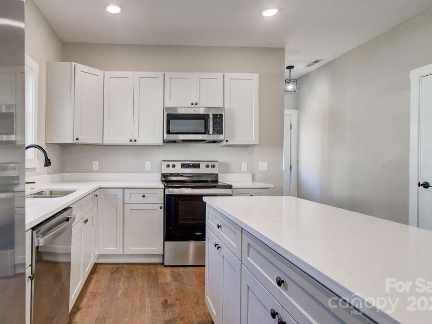 115 Northbend Drive, Asheville, NC 28804.  MLS# CAR4196714, YatesRealty ID 21108. 