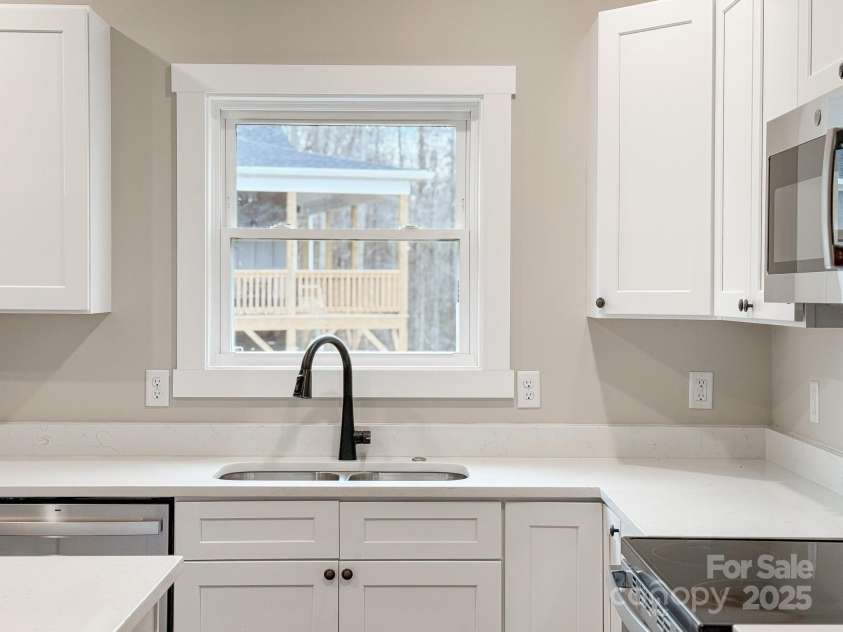 115 Northbend Drive, Asheville, NC 28804.  MLS# CAR4196714, YatesRealty ID 21108. 