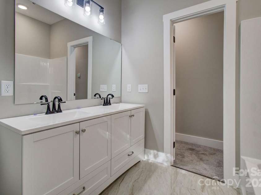 115 Northbend Drive, Asheville, NC 28804.  MLS# CAR4196714, YatesRealty ID 21108. 