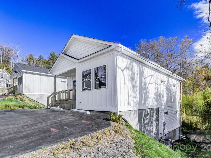 115 Northbend Drive, Asheville, NC 28804.  MLS# CAR4196714, YatesRealty ID 21108. 