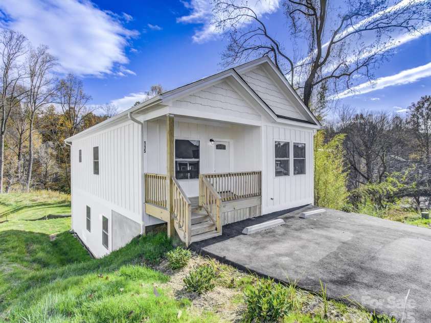 115 Northbend Drive, Asheville, NC 28804.  MLS# CAR4196714, YatesRealty ID 21108. 