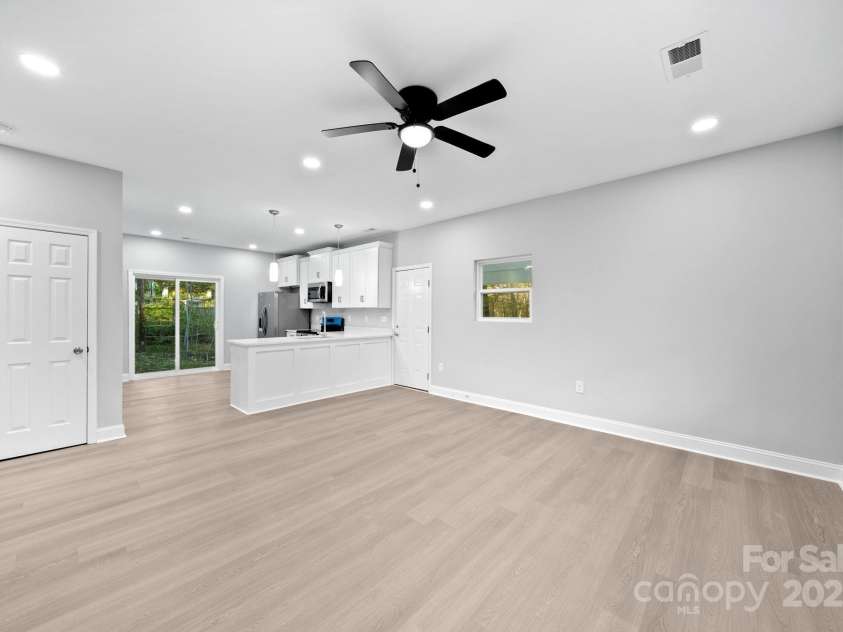 400 El Bethel Road, Kings Mountain, NC 28086.  MLS# CAR4315708, YatesRealty ID 2111. Living Room