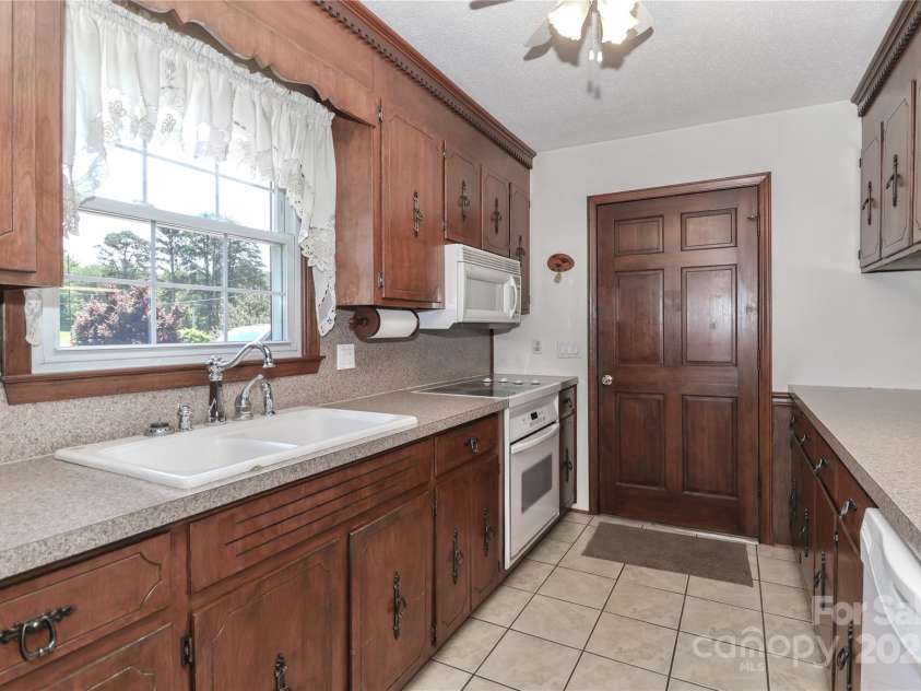 116 Deer Trail Road, Statesville, NC 28677.  MLS# CAR4272587, YatesRealty ID 21111. 