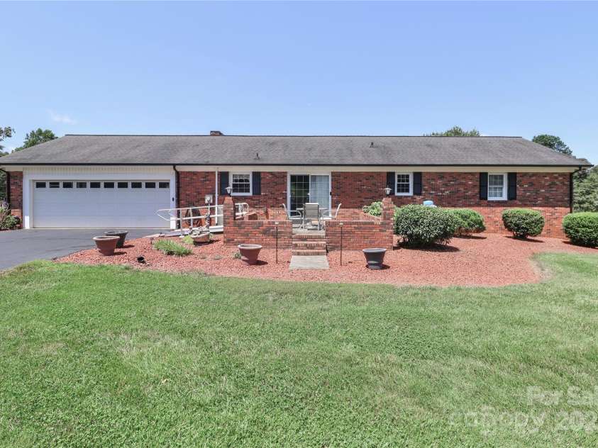 116 Deer Trail Road, Statesville, NC 28677.  MLS# CAR4272587, YatesRealty ID 21111. 