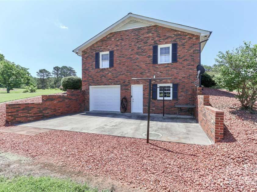 116 Deer Trail Road, Statesville, NC 28677.  MLS# CAR4272587, YatesRealty ID 21111. 