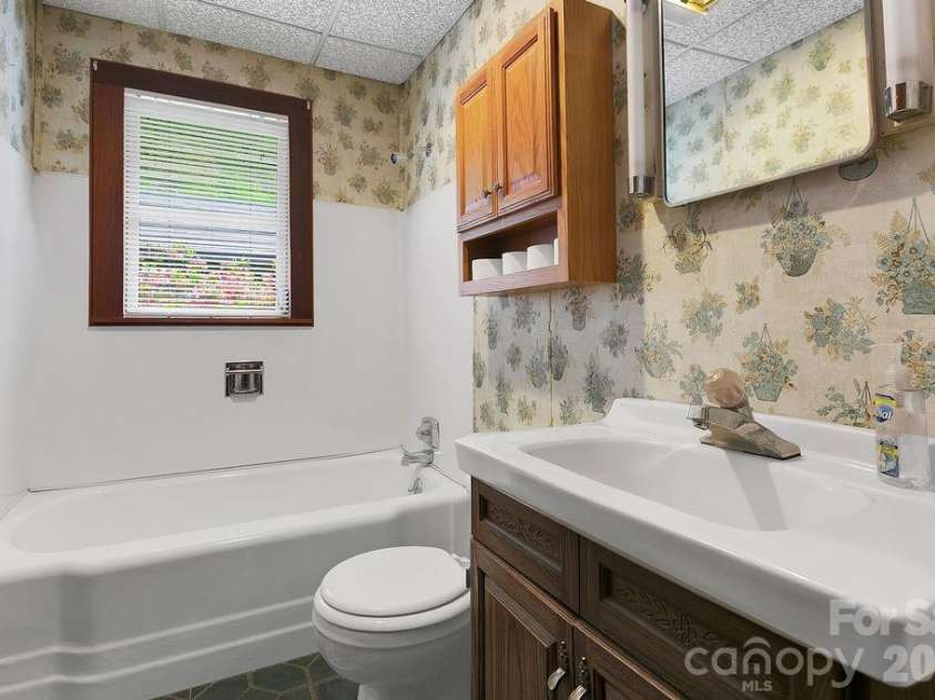 520 Blythe Road, Pisgah Forest, NC 28768.  MLS# CAR4370794, YatesRealty ID 21111. Full Bath