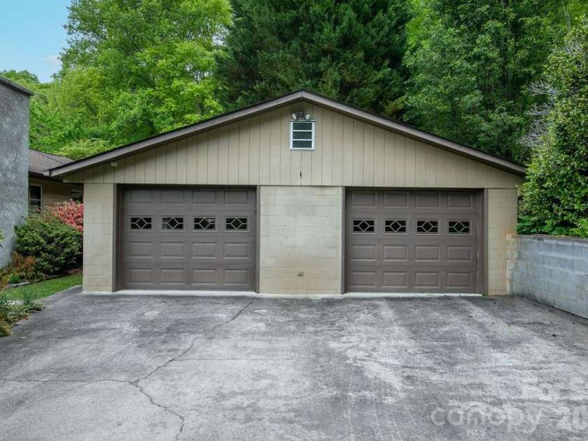 520 Blythe Road, Pisgah Forest, NC 28768.  MLS# CAR4370794, YatesRealty ID 21111. Nice Garage