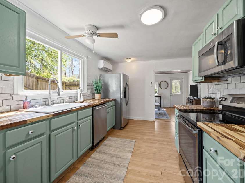 11 Log Cabin Trail, Candler, NC 28715.  MLS# CAR4364864, YatesRealty ID 21113. 