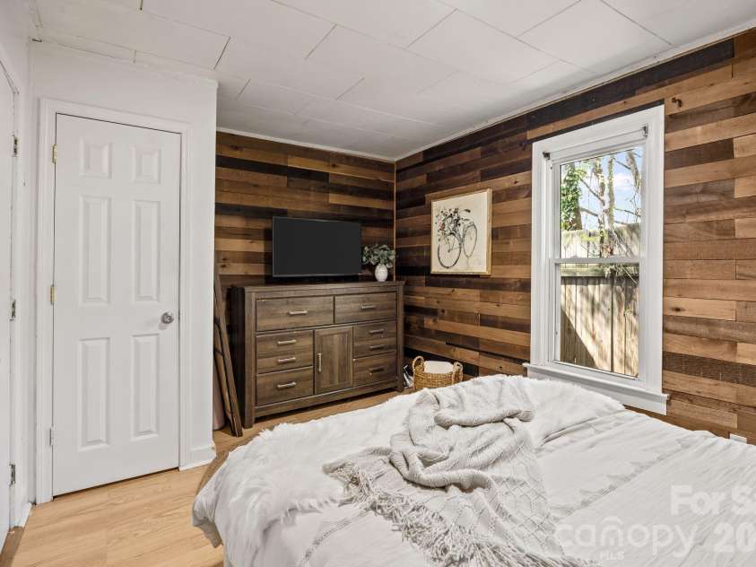 11 Log Cabin Trail, Candler, NC 28715.  MLS# CAR4364864, YatesRealty ID 21113. 