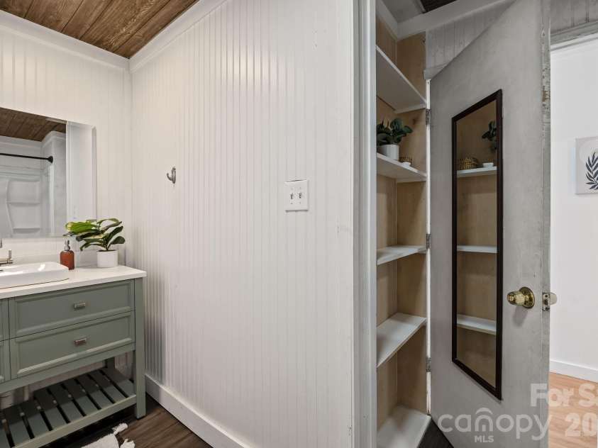 11 Log Cabin Trail, Candler, NC 28715.  MLS# CAR4364864, YatesRealty ID 21113. 