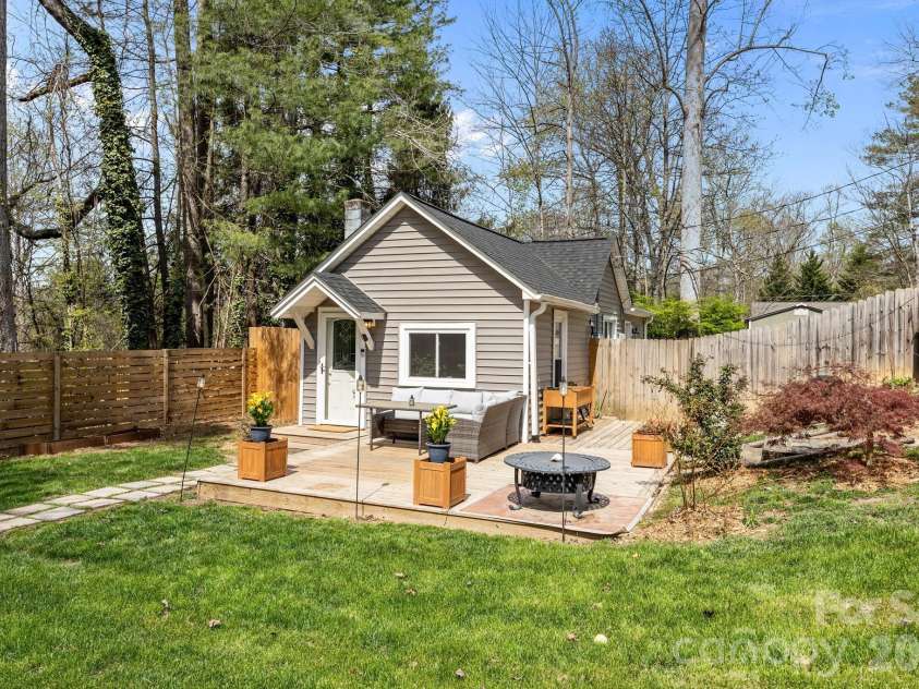 11 Log Cabin Trail, Candler, NC 28715.  MLS# CAR4364864, YatesRealty ID 21113. 