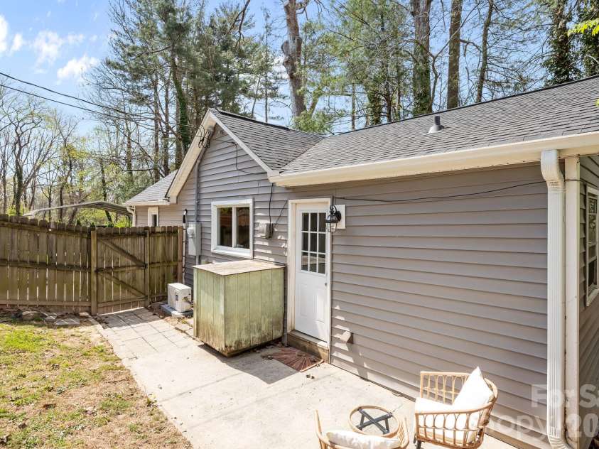 11 Log Cabin Trail, Candler, NC 28715.  MLS# CAR4364864, YatesRealty ID 21113. 