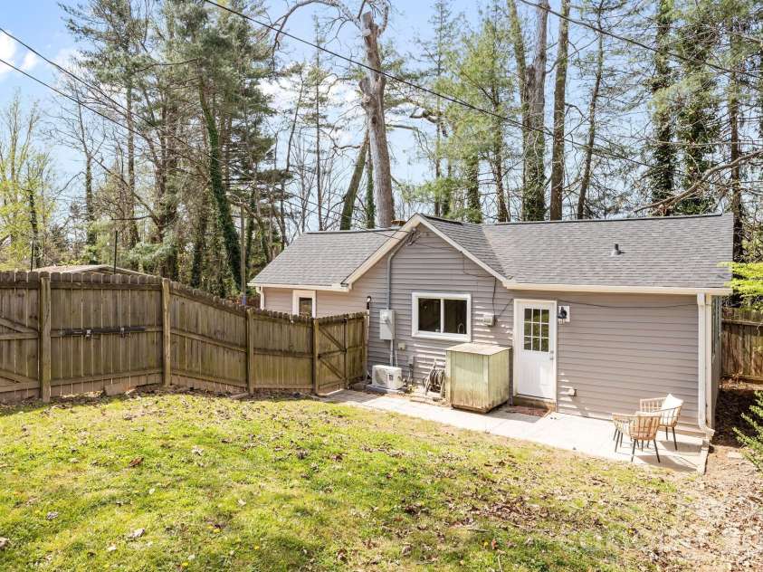 11 Log Cabin Trail, Candler, NC 28715.  MLS# CAR4364864, YatesRealty ID 21113. 