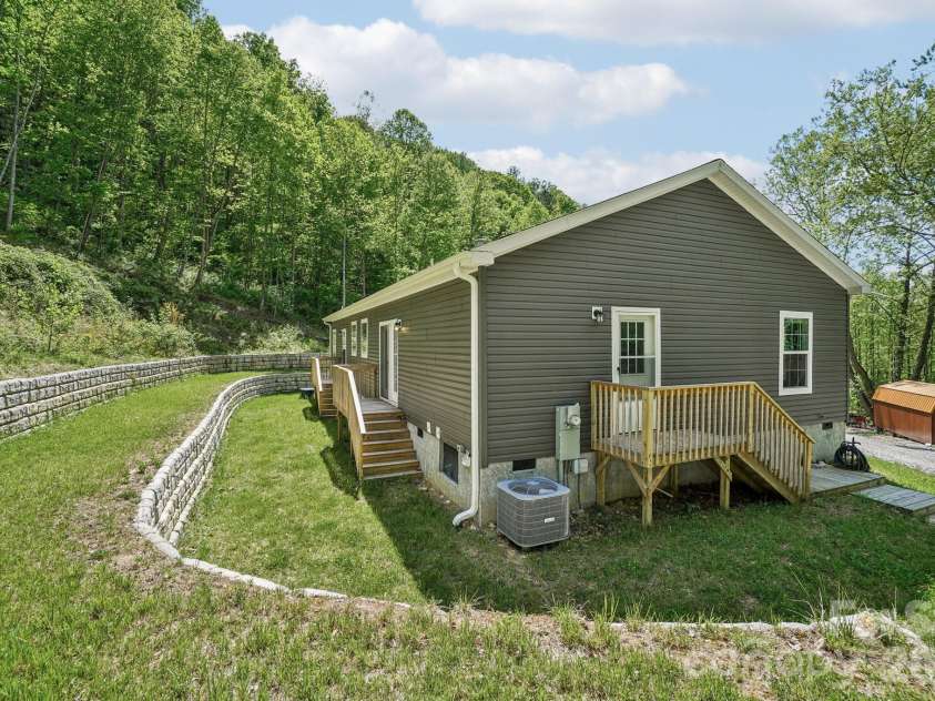 590 Willow Lane, Marshall, NC 28753.  MLS# CAR4317639, YatesRealty ID 21115. 