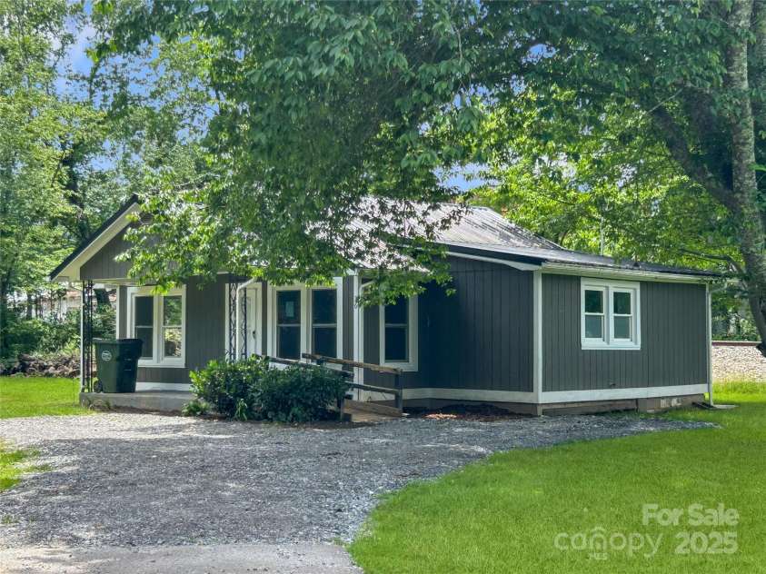 36 Graybark Court, Waynesville, NC 28786.  MLS# CAR4273694, YatesRealty ID 21116. 