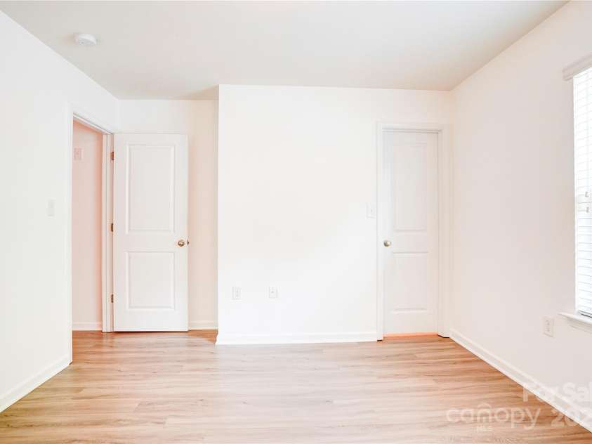 5319 Swearngan Road, Charlotte, NC 28216.  MLS# CAR4273111, YatesRealty ID 21117. 