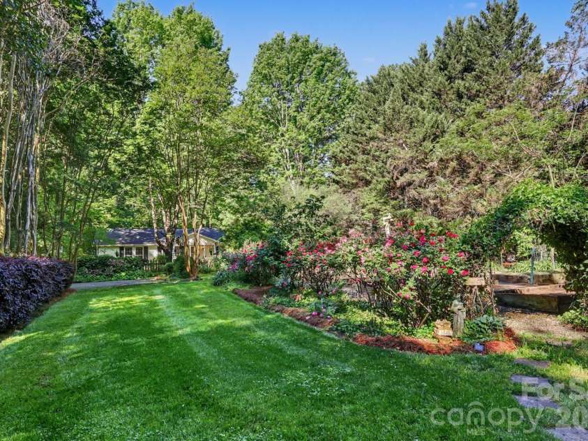 10112 Idlewild Road, Matthews, NC 28105.  MLS# CAR4374163, YatesRealty ID 21118. 