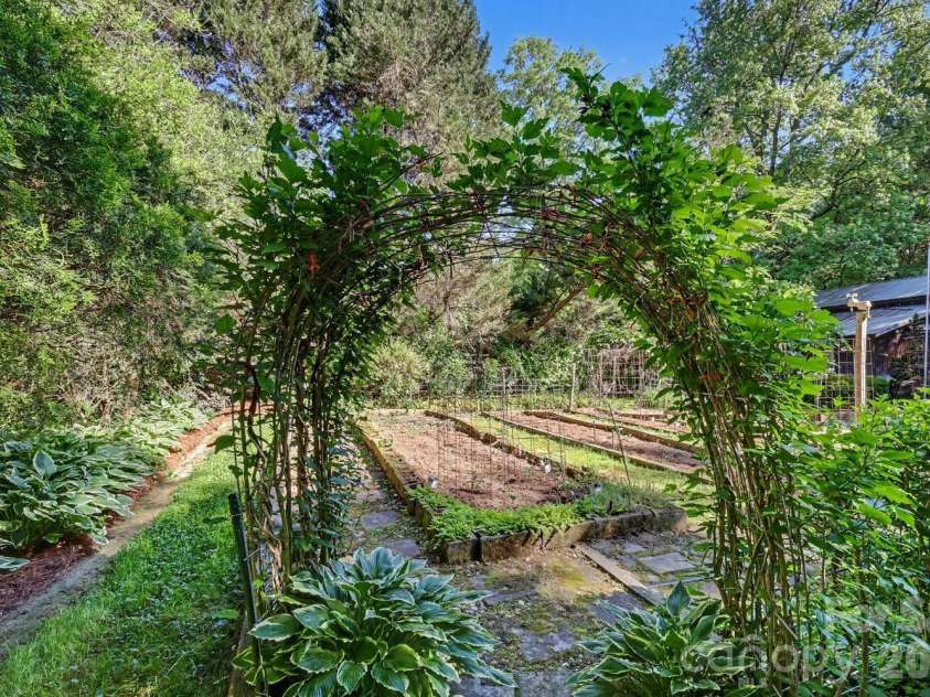 10112 Idlewild Road, Matthews, NC 28105.  MLS# CAR4374163, YatesRealty ID 21118. 