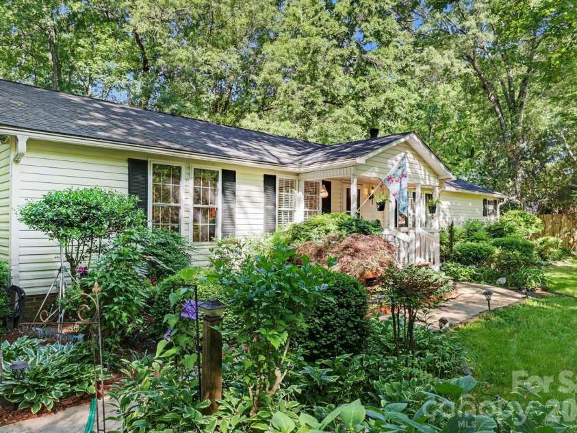 10112 Idlewild Road, Matthews, NC 28105.  MLS# CAR4374163, YatesRealty ID 21118. 